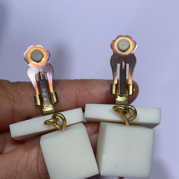 🍀 2 for $20 Vintage Chunky White Clasp Earrings. - Picture 7 of 9